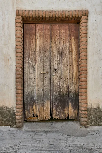 Antica Facciata Della Porta Legno Con Usura Vernice Con Spazio — Foto Stock