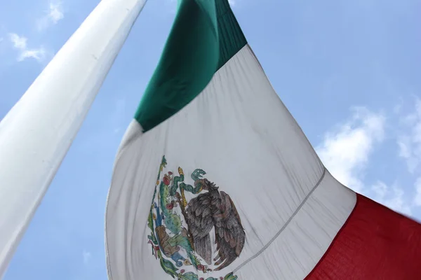 Tiro Ángulo Bajo Bandera México Ondeando Poste Contra Azul — Foto de Stock