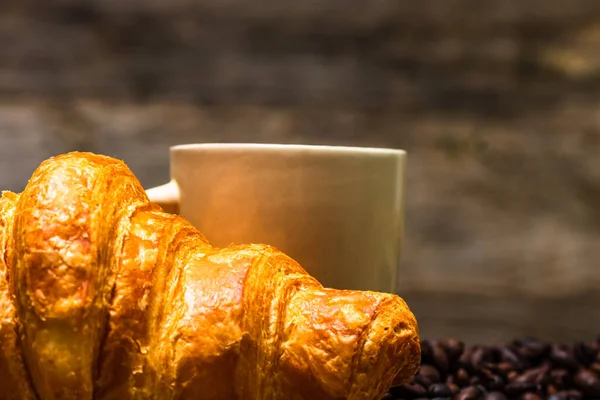 Croissant Francês Recém Assado Com Café — Fotografia de Stock