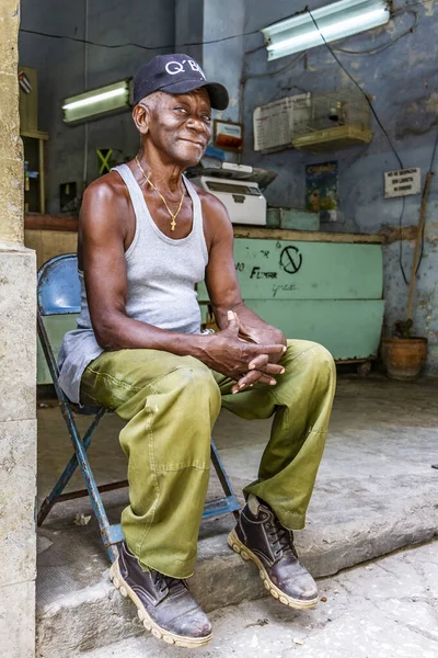 哈瓦那 2018年8月4日 一个从事不同工作的古巴人忽视了哈瓦那的街道 — 图库照片