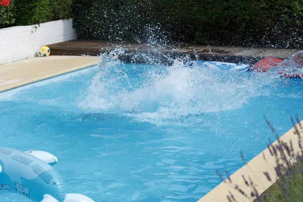 Éclaboussures Eau Bleue Dans Piscine — Photo