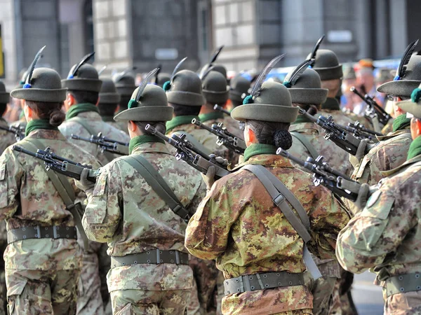 意大利图林 2011年5月9日 阅兵期间的阿尔卑斯山意大利军队 意大利都灵 背景色 — 图库照片