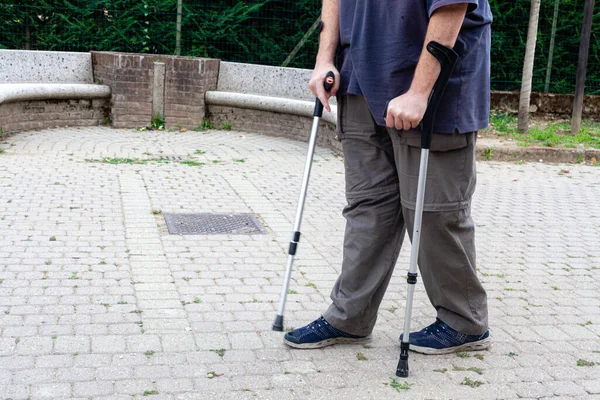Male Crutches Park — Stok Foto