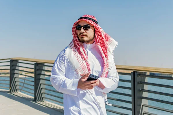 Vue Face Saoudien Souriant Vêtu Vêtements Traditionnels Traversant Pont Dans — Photo