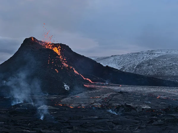 Una Vista Panorámica Paisaje Volcánico Con Magma Líquido Caliente Debajo — Foto de Stock