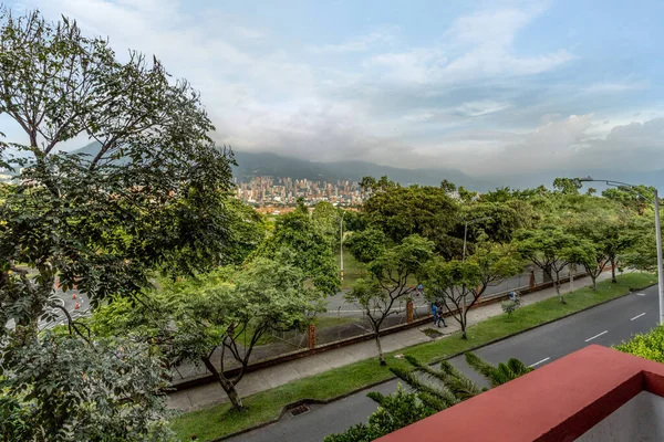 Medellin Colombia Julio 2021 Camino Con Árboles Desde Balcón Apartamento — Foto de Stock