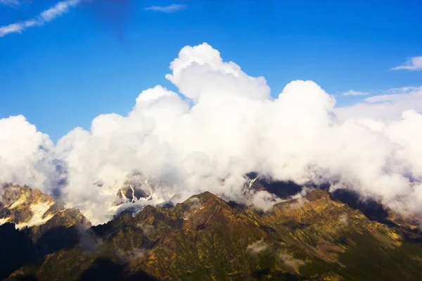 Een Betoverend Uitzicht Berglandschap Met Witte Dichte Wolken Onder Een — Stockfoto