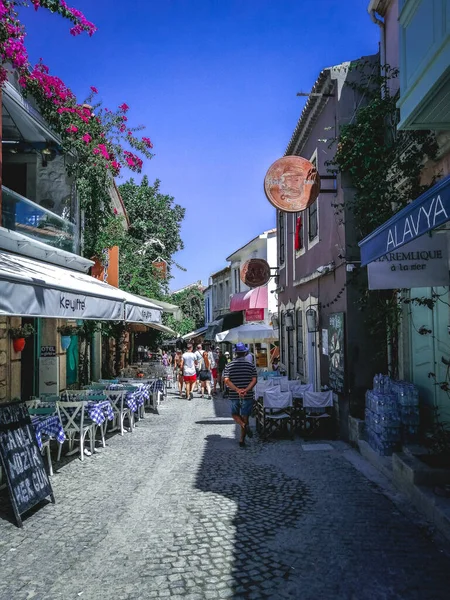 Izmir Turquia Agosto 2021 Uma Bela Rua Estreita Com Café — Fotografia de Stock