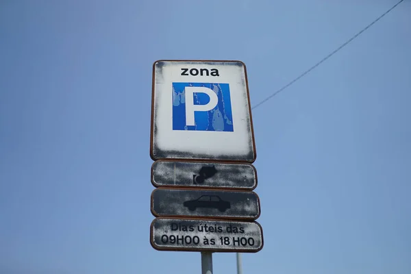 Belo Tiro Uma Rua Sinal Estacionamento Espanhol Com Céu Azul — Fotografia de Stock