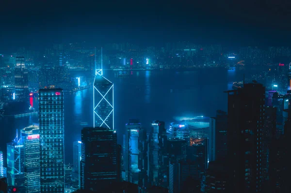 Μια Σύγχρονη Πόλη Ουρανοξύστες Φωτίζεται Μπλε Φώτα Νέον Νύχτα — Φωτογραφία Αρχείου