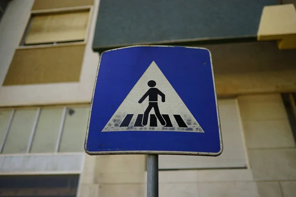 Снимок Синего Пешеходного Перекрестного Знака — стоковое фото