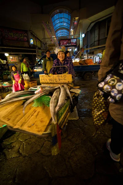 Бусан Корея Апреля 2014 Леди Продает Рыбу Рынке Бучжон Пусане — стоковое фото