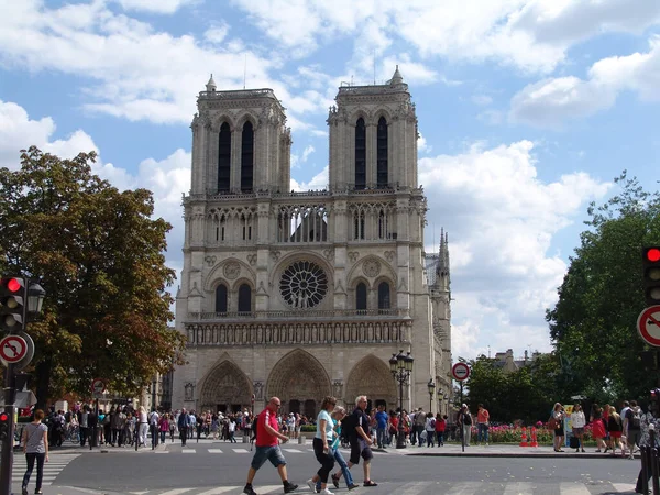 Paris França Agosto 2010 Dia Ensolarado Paris Turistas Caminhando Frente — Fotografia de Stock