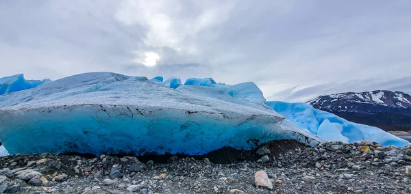 Buzullar Karla Kaplı Bir Arazi — Stok fotoğraf