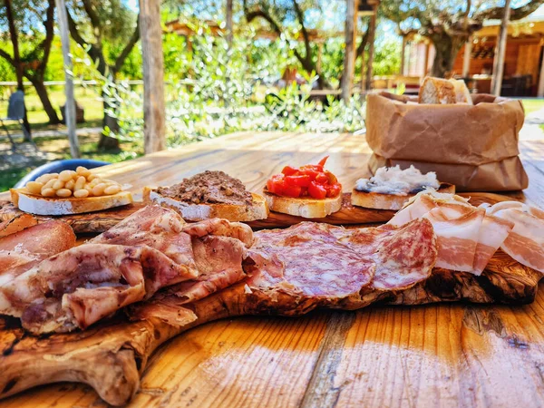 농가에 이탈리아 고기와 브루스 체타를 — 스톡 사진