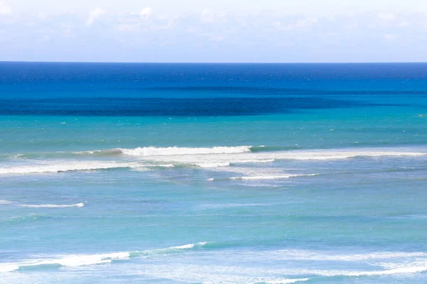 Una Splendida Vista Sul Mare Azzurro Con Piccole Onde Sole — Foto Stock