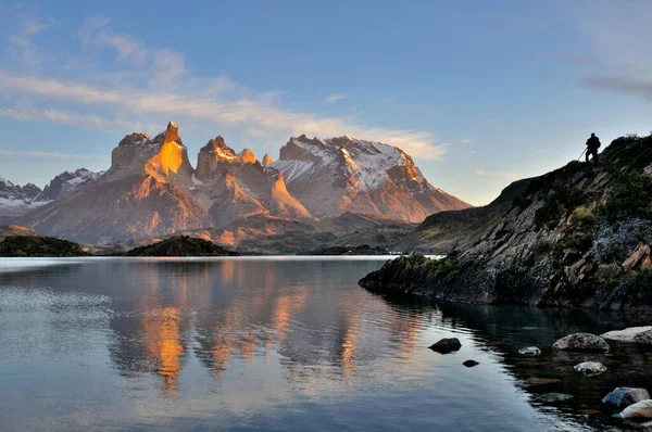 智利巴塔哥尼亚的Torres Del Paine山脉与Lago Pehoe湖日出时拍照的摄影师 — 图库照片