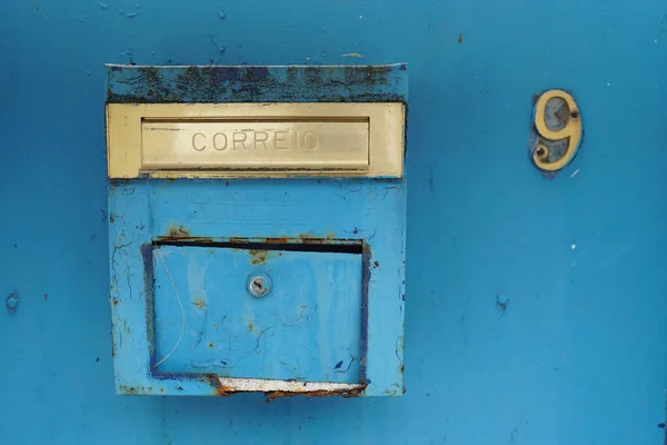 古い青の損傷したメールボックスのクローズアップショット — ストック写真