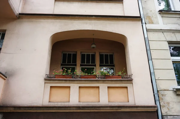 Poznan Poland Jul 2018 Balkong Med Blomlådor Gammal Lägenhetsbyggnad Centrum — Stockfoto