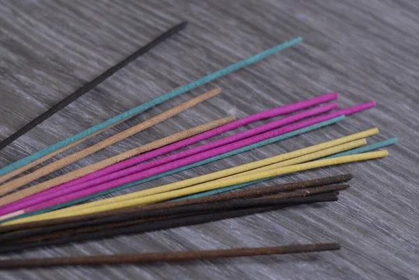 Tas Bâtons Encens Colorés Sur Une Table Bois Gris — Photo