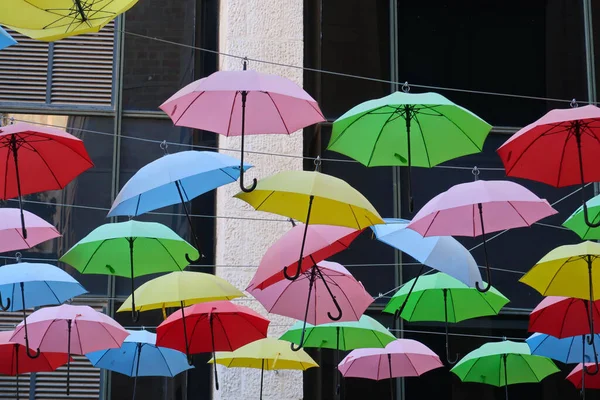 Plan Angle Bas Des Décorations Parapluie Sur Une Rue — Photo