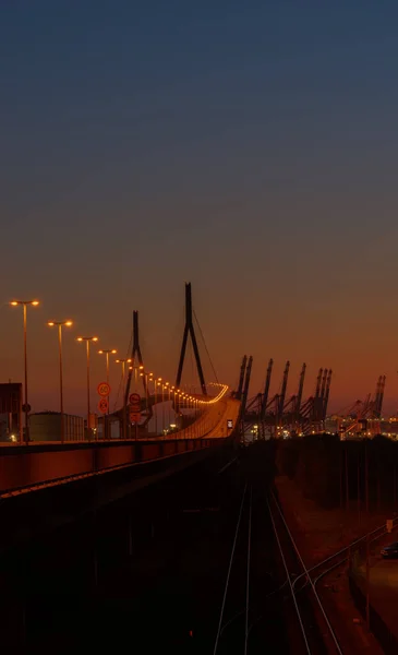 Een Verticaal Shot Van Een Brug Tijdens Zonsondergang — Stockfoto