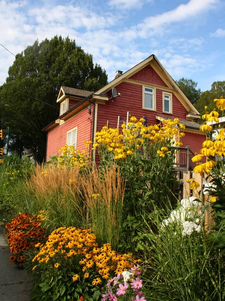 Eine Vertikale Aufnahme Eines Privathauses Mit Garten Vancouver Kanada — Stockfoto