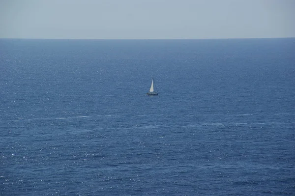 Tiro Horizontal Para Vista Barco Vela Que Navega Meio Oceano — Fotografia de Stock