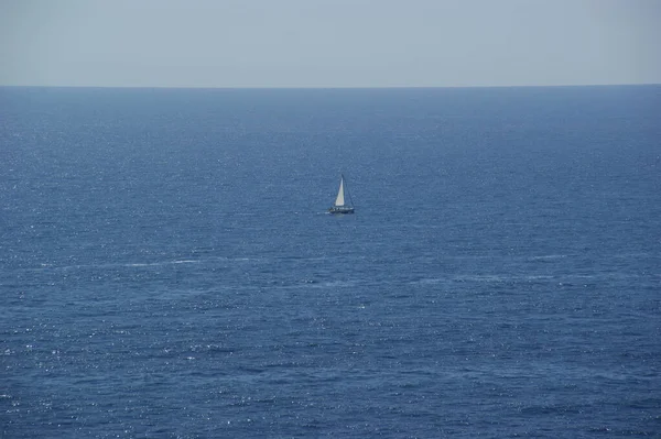 Een Horizontaal Schot Voor Het Uitzicht Van Een Zeilboot Zeilen — Stockfoto