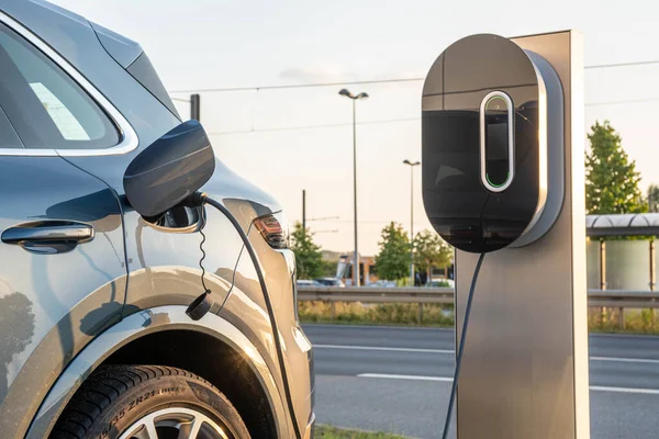 Een Close Shot Van Een Auto Wordt Elektrisch Geladen Buiten — Stockfoto