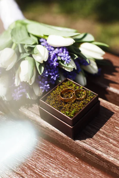 Primer Plano Dos Anillos Boda Caja Ramo Flores —  Fotos de Stock