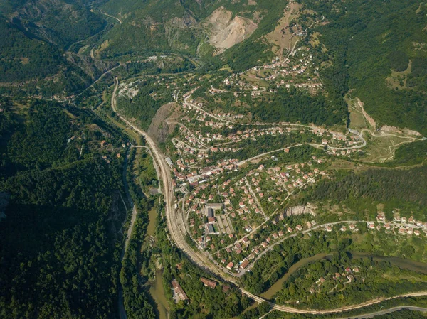 Vzdušný Pohled Cesty Přes Zelené Stromy Vesnice Skalnaté Hoře — Stock fotografie