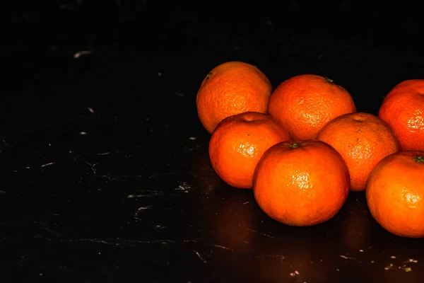 Selektivní Zaostření Záběr Čerstvých Mandarinek Tmavém Pozadí — Stock fotografie