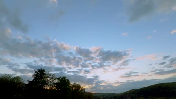 夕阳西下 乌云笼罩在漆黑的海面上 美丽的自然背景 — 图库视频影像