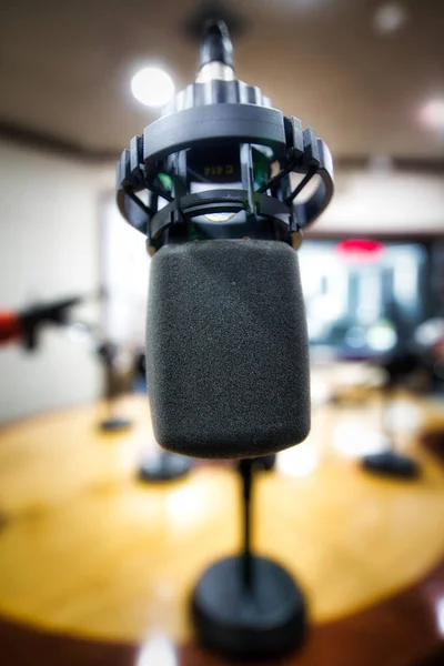 Closuep Shot Microfone Numa Estação Rádio — Fotografia de Stock