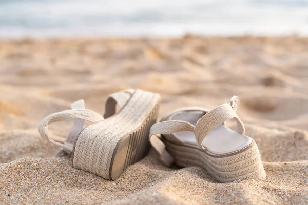 Een Selectie Van Sandalen Het Zand Aan Het Strand — Stockfoto