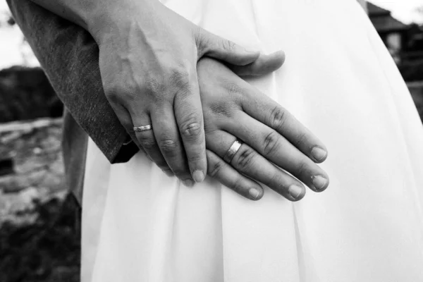 Egy Szürkeárnyalatos Felvétel Jegygyűrűs Menyasszony Vőlegény Kezéről — Stock Fotó