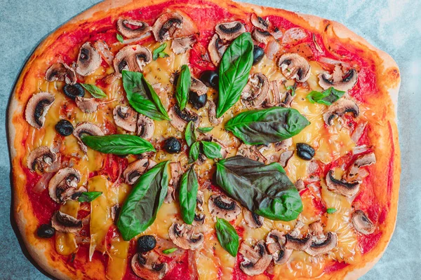 Вид Сверху Вкусную Пиццу Грибами Перцем — стоковое фото