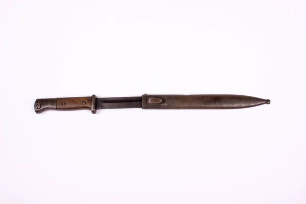 Starý Tradiční Nůž Jeho Kovové Pouzdře Izolované Bílém Pozadí — Stock fotografie