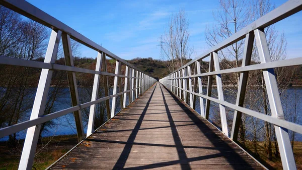 Мост Через Реку Против Голубого Неба Солнечный День — стоковое фото