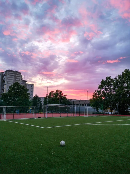 Een Prachtig Uitzicht Een Zonsondergang Vanaf Het Voetbalstadion Het Park — Stockfoto