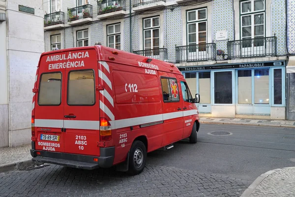 Lisbon Portugal Jul 2021 Röd Ambulansbil Gatan Centrala Lissabon — Stockfoto