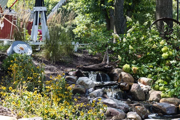 Cascades Water Flowing Rocks Garden Overland Park — Stok Foto