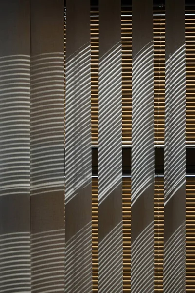 Cortinas Janela Abertas Fechadas Com Sombras Horizontais Verticais — Fotografia de Stock