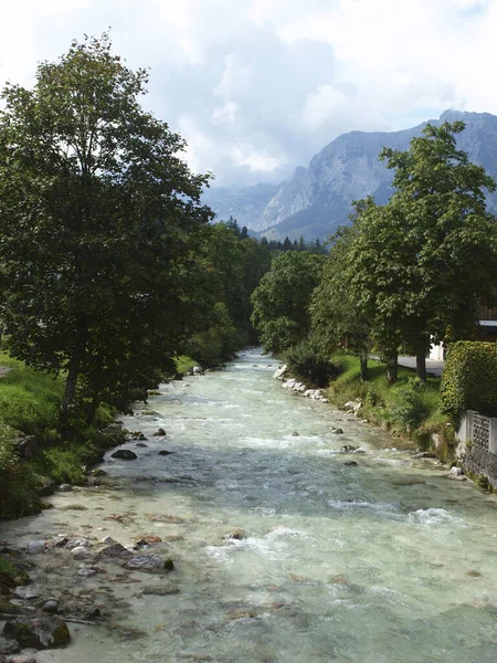 Vue Verticale Une Rivière Entourée Verdure Montagnes Arrière Plan — Photo