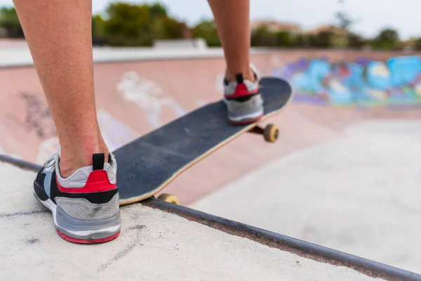 Voeten Van Skateboarder Klaar Schaatsen Een Skatepark — Stockfoto