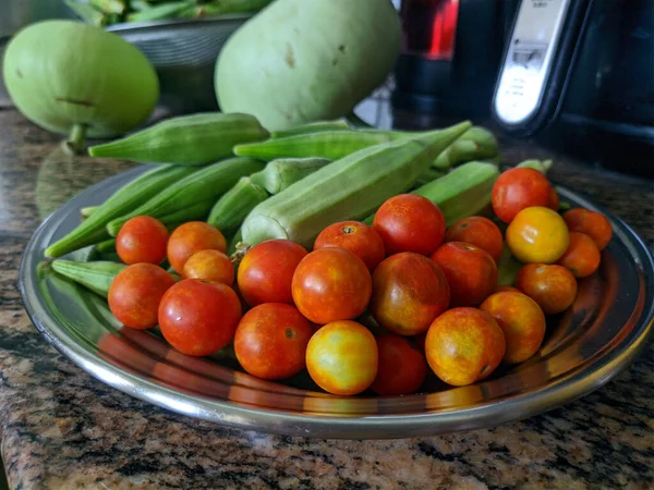 Islamabad Pakistan Lip 2021 Zbliżenie Świeżych Rodzimych Pomidorów Wiśniowych Okra — Zdjęcie stockowe