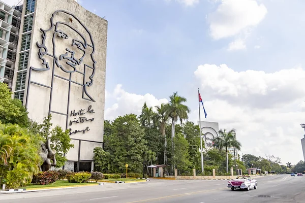 古巴哈瓦那 2020年1月1日 古巴电信大楼的一张漂亮照片 照片上是哈瓦那的切 格瓦拉 — 图库照片