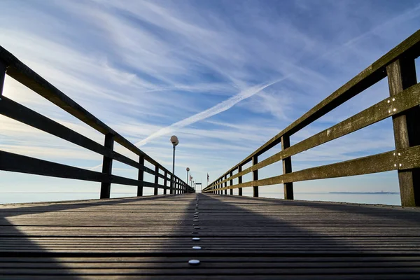 Una Vista Terra Molo Legno Vuoto Con Chiodi Ringhiera — Foto Stock