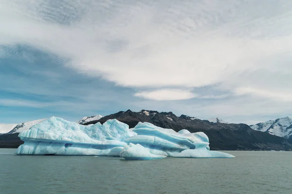 Plovoucí Ledovec Jezeře Patagonii Argentina Horami Mraky Pozadí — Stock fotografie